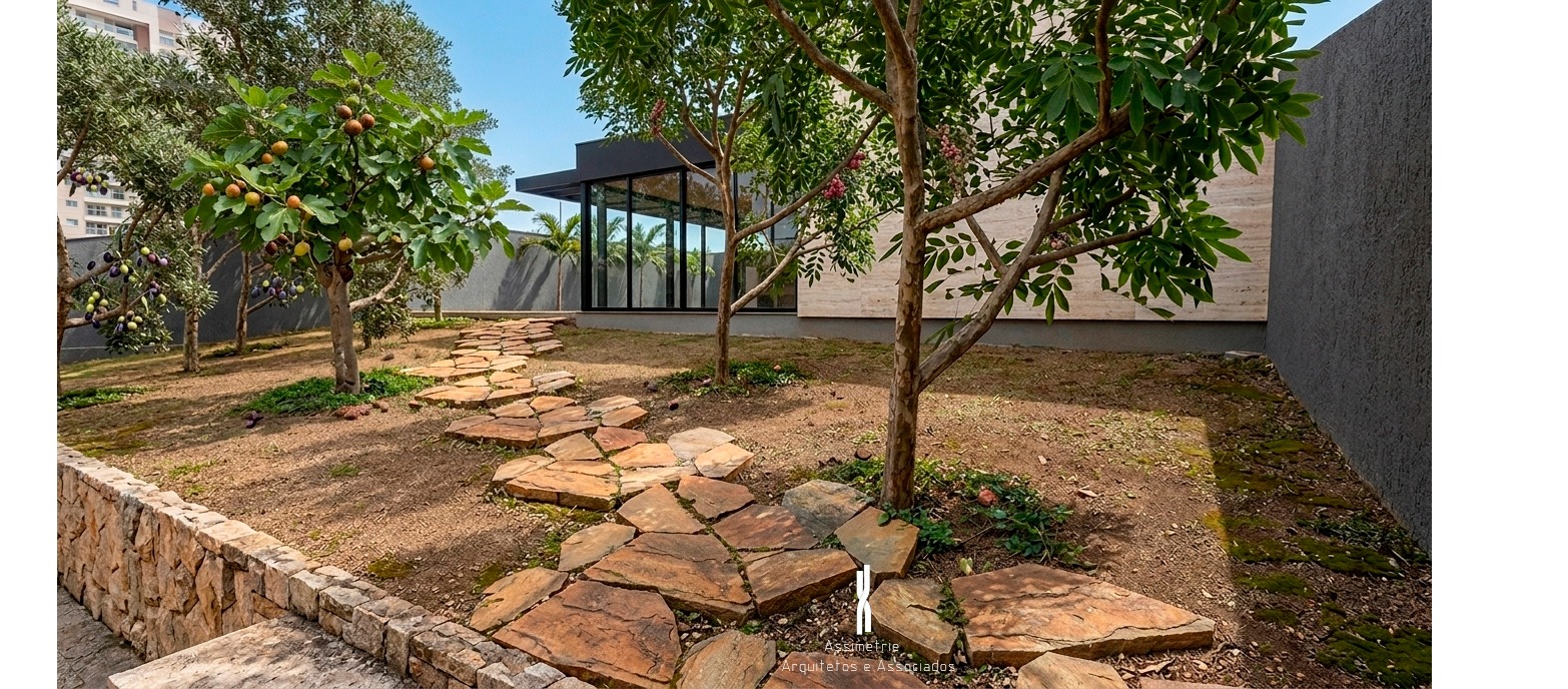 Jardim com caminho de pedras e vegetação