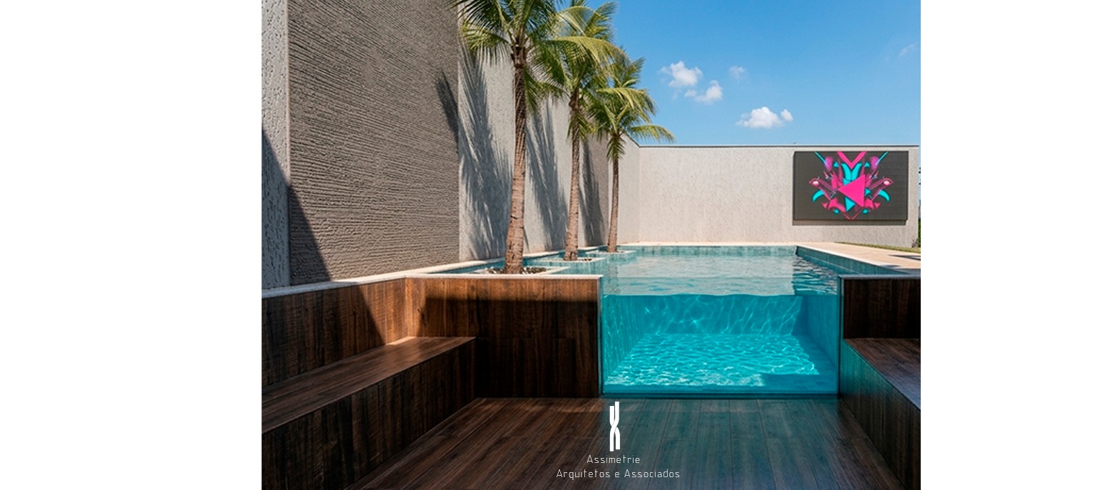 Piscina com parede de vidro e deck rebaixado